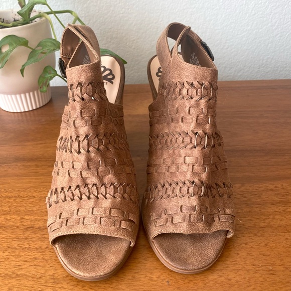 FERGALICIOUS By Fergie Vagabond Heeled Sandal Tan Brown Slingback Size 8.5 - Picture 3 of 9